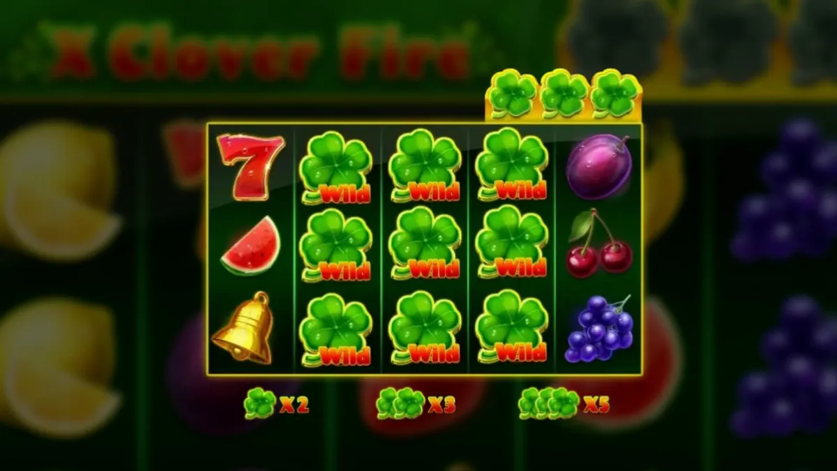 Interface do jogo de slot X Clover Fire com símbolos de frutas e trevos em chamas
